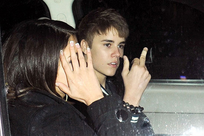 Bieber fez o gesto depois de entrar no carro no lugar do motorista. Selena cobriu o rosto
Foto: Divulgação