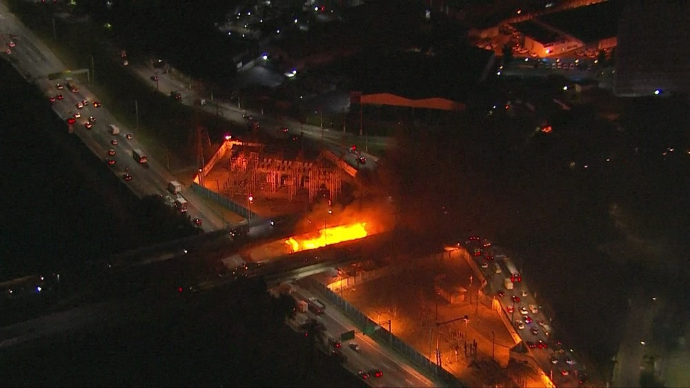 Incêndio atinge Ponte do Jaguaré na Zona Oeste de São Paulo Incêndio atinge parte de baixo da Ponte Jaguaré — Foto: Reprodução/TV Globo