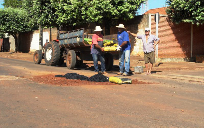 Equipe realiza Operação Tapa Buraco em uma das ruas da cidade
Foto: Assessoria de Comunicação