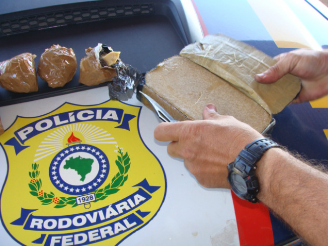 PRF apreende 2 quilos de crack em Chapadão do Sul PRF apreende 2 quilos de crack em Chapadão do Sul
Foto: Assessoria de Comunicação