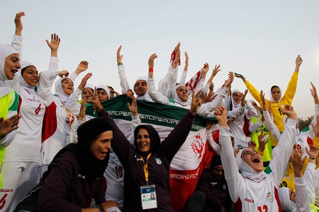 Fifa pressiona Irã para permitir mulheres em estádios de futebol Ali Jarekji