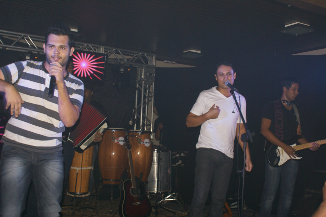 A dupla sertaneja do momento, Pedro & Geraldo se apreesentou na sexta no Vila Romana (Fotos: Jean Martins)