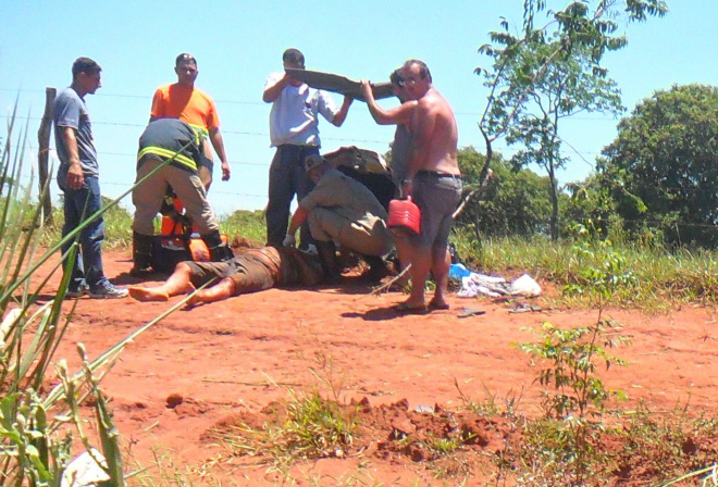 O corpo do condutor foi arremessado para fora do veículo e recebeu atendimento ainda no local do acidente (Foto: Tiago Apolinário/Perfil News)