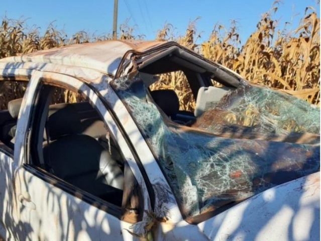 Chorão morre em capotamento de caminhonete Caminhonete ficou com a frente destruída (Foto: Norbertino Angeli)