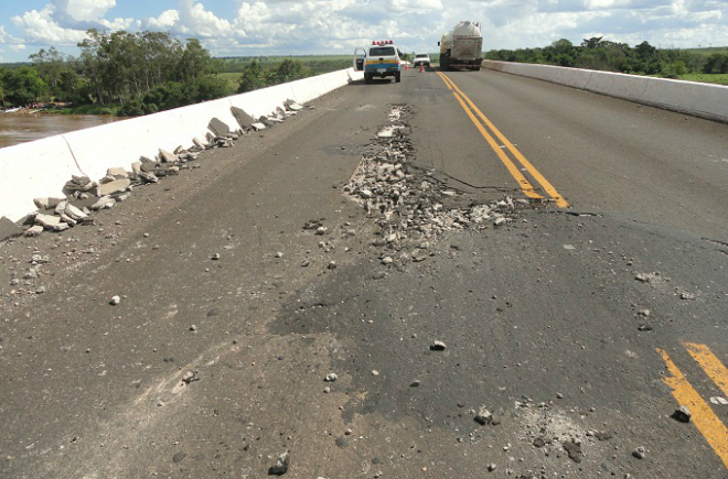Asfalto recém recapeado “esfarela” na MS-276 entre Nova Andradina a Ivinhema Buracos se formaram na pista.
Foto: Jorna Nova