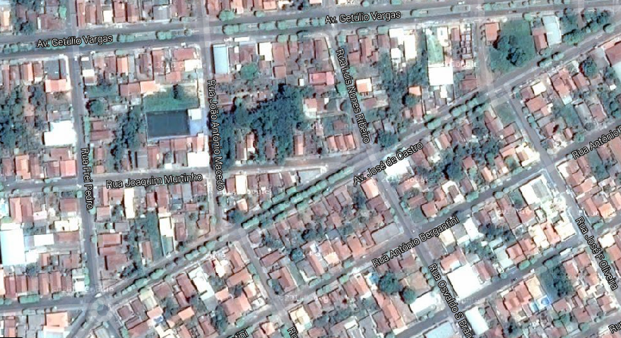 O ataque dos ladrões ocorreu há pouca distância do estabelecimento comercial das vítimas, na rua Joaquim Murtinho, Jardim Imperial (Foto: Google)