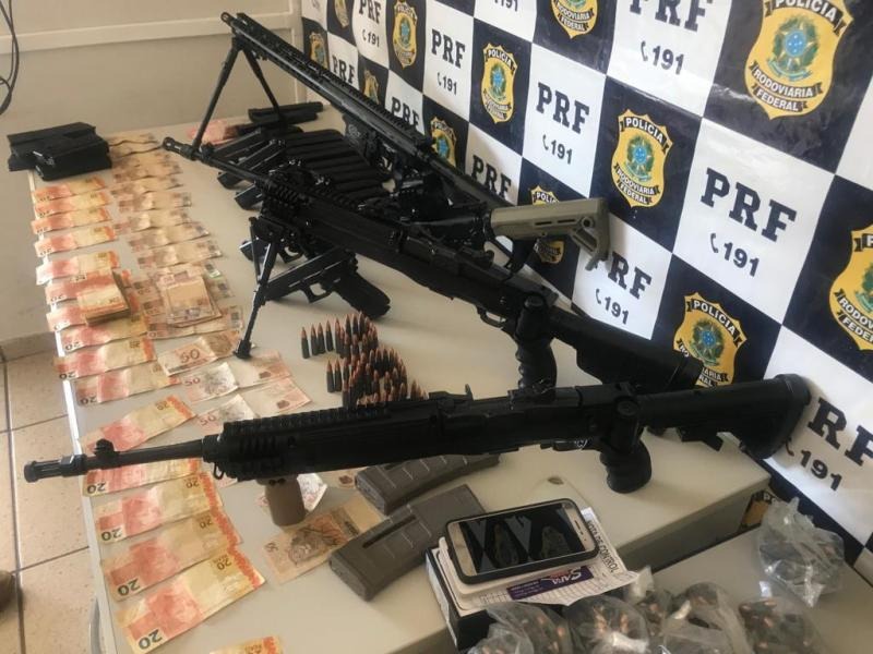 PRF apreende carro com arsenal de guerra em Água Clara Fotos: Divulgação PRF
