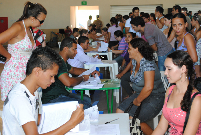 Bataguassu: Universitários assinam convênio para receber auxilio transporte Assinaram o termo de compromisso aproximadamente 450 estudantes que se deslocam diariamente para as cidades de Presidente Prudente, Presidente Epitácio e Três Lagoas
Foto: Assessoria