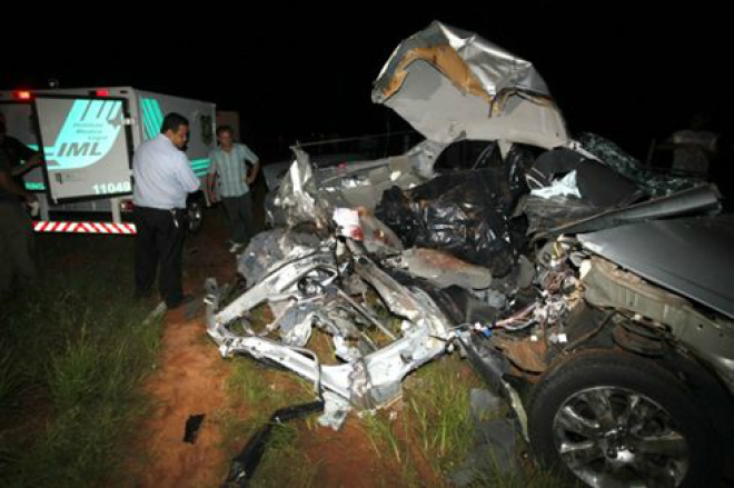 Rabecão transportou os corpos ao IML de Maringá e os destroços do veículo Corola (Foto: Ivan Amorim/O Diário.com) 