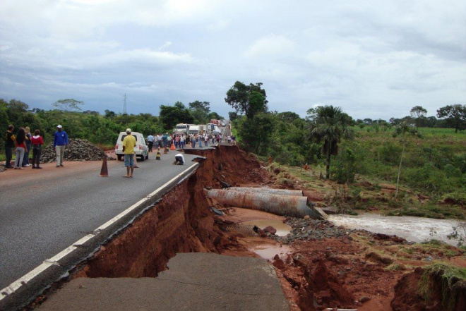 Chuva interrompe rodovia no trecho que liga Paranaíba a Cassilândia Pista está parcialmente interrompida e corre o risco de desabamento a qualquer momento (Foto: Ricardo Ojeda)
