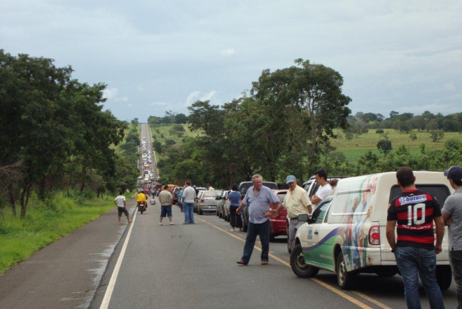 Veículos estão parados nos dois lados da rodovia desde a  manhã de hoje (Foto: Ricardo Ojeda) 