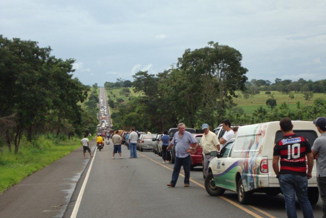 Chuva interrompe rodovia no trecho que liga Paranaíba a Cassilândia Veículos estão parados nos dois lados da rodovia desde a manhã de hoje (Foto: Ricardo Ojeda)