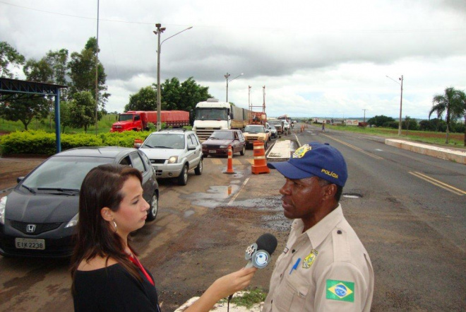 A Polícia Rodoviária Federal está orientando os motoristas para aguardar a liberação da rodovia (Foto: Ricard Ojeda) 
