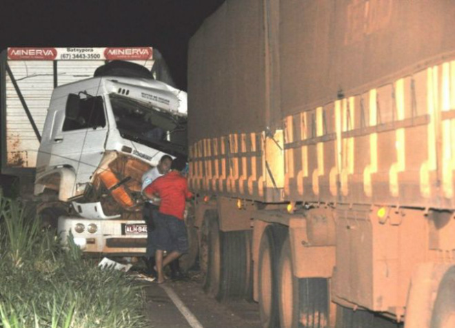 Acidente na MS-276 deixa motorista gravemente ferido Motorista ficou preso às ferragens em acidente
Foto: Nova News