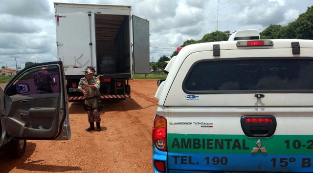 PMA apreende caminhão com uma tonelada de agrotóxicos transportados ilegalmente O produto perigoso e o veículo foram apreendidos e encaminhados à Delegacia de Polícia Civil de Batayporã. (Foto: Divulgação/PMA)