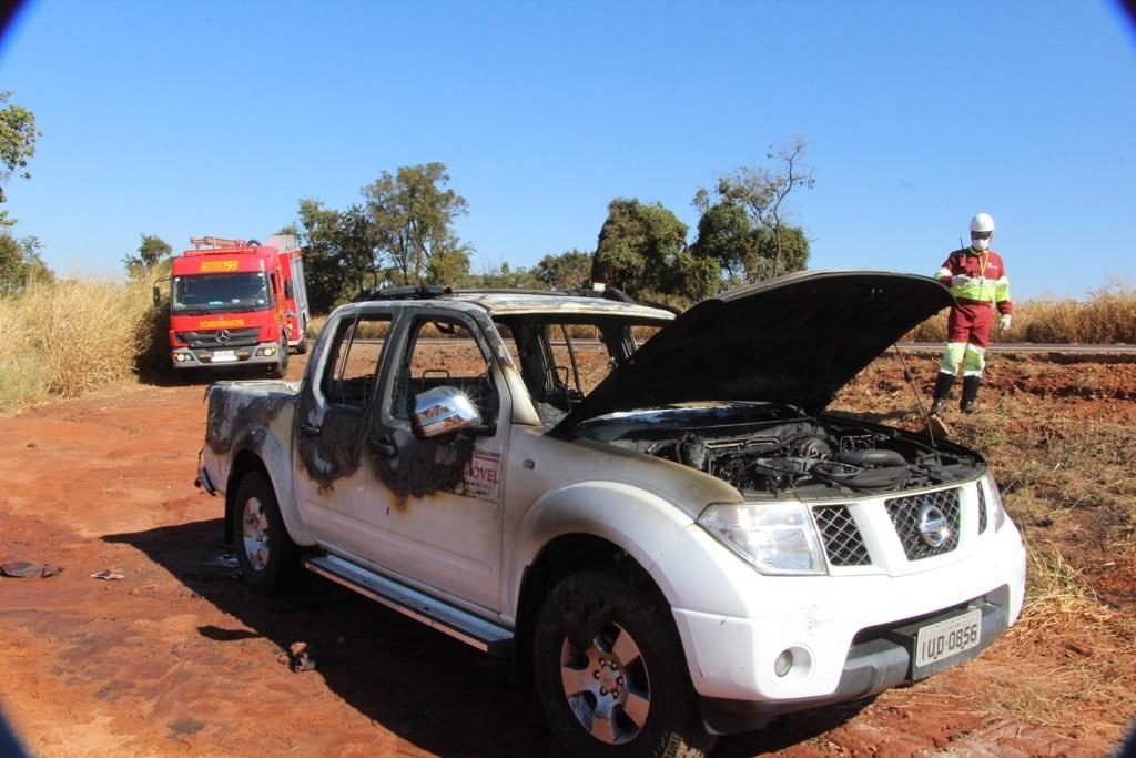Nissan tem curto-circuito e pega fogo às margens da Rodovia BR-163 em Nova Alvorada do Sul Fotos: Site Alvorada Informa