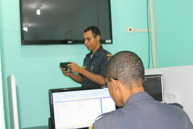 Munidos de tablets e de um monitor de 50 polegadas, policiais do 2o BPM, que prestam atendimento no COPOM pretendem agilizar as chamadas de ocorrências (Foto: Ricardo Ojeda) 