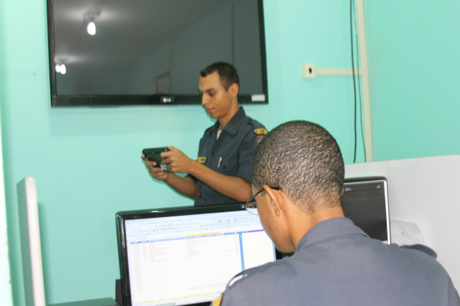PM de Três Lagoas implanta Projeto Piloto Munidos de tablets e de um monitor de 50 polegadas, policiais do 2o BPM, que prestam atendimento no COPOM pretendem agilizar as chamadas de ocorrências (Foto: Ricardo Ojeda)