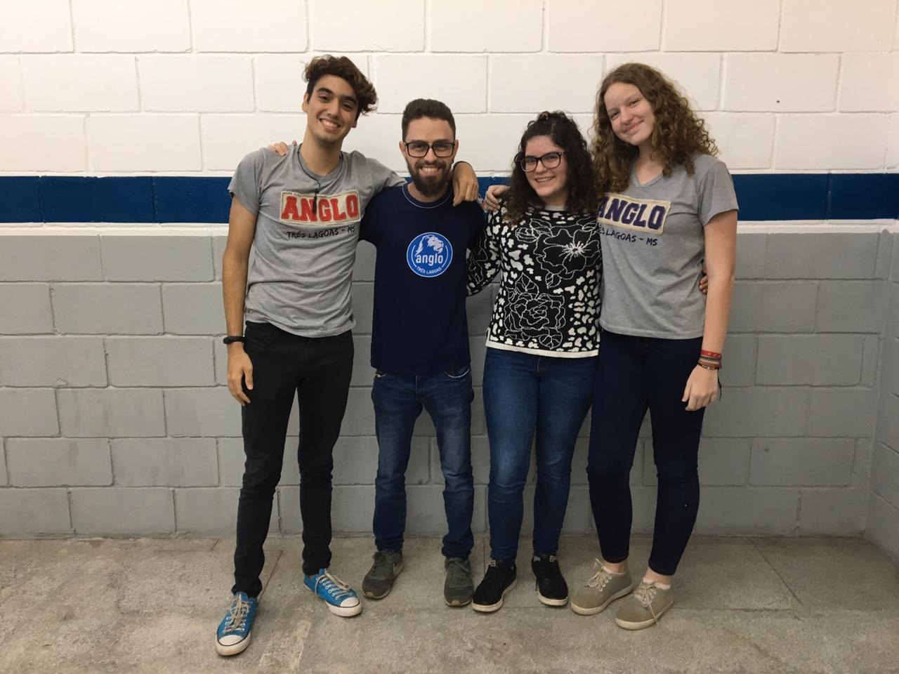Três-lagoenses representam o MS na Olimpíada Nacional de História O professor Shesman Augusto Campache (de azul) com os alunos Luís Miguel Dantas (à esquerda), Marcela Tebet Bobadilha e Maria Luísa Pereira. Foto: Arquivo Pessoal