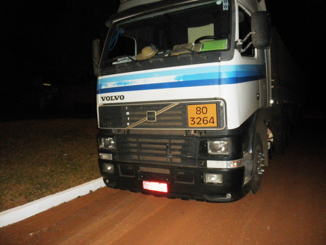 O caminhão, pertencente a uma empresa de Nova Santa Rosa (PR) transportava de Paranaguá (PR), para Rondonópolis (MT), 13.000 litros de Ácido Fosfórico, da marca Glydrel (Foto: Divulgação/PMA MS)