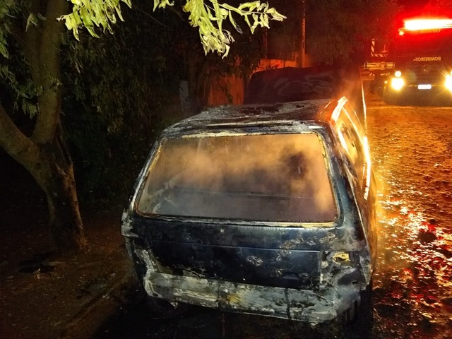 Mulher ateia fogo ao carro do marido em Três Lagoas Foto: Divulgação