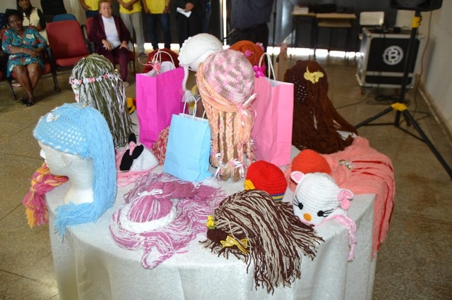 Perucas de inverno feitas em presídio levam mundo lúdico a crianças em tratamento contra o câncer As perucas e gorros são feitos com lã, que tem melhor aceitação pelas crianças. Foto: Divulgação