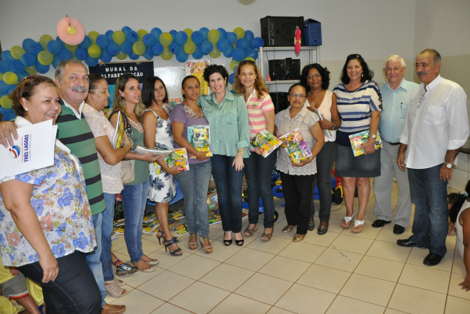 Prefeita entrega kits escolares aos alunos dos CEI´s No total serão distribuídos quatro mil kits de material escolar composto por tesoura, lápis de cor, massa de modelar, canetinha, giz de cera, borracha, apontador e tinta guache
Foto: Assessoria