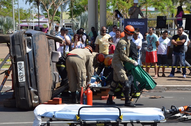 A ação contou com uma simulação de acidente de trânsito por parte do Corpo de Bombeiros. (Foto: SECOM TRÊS LAGOAS)