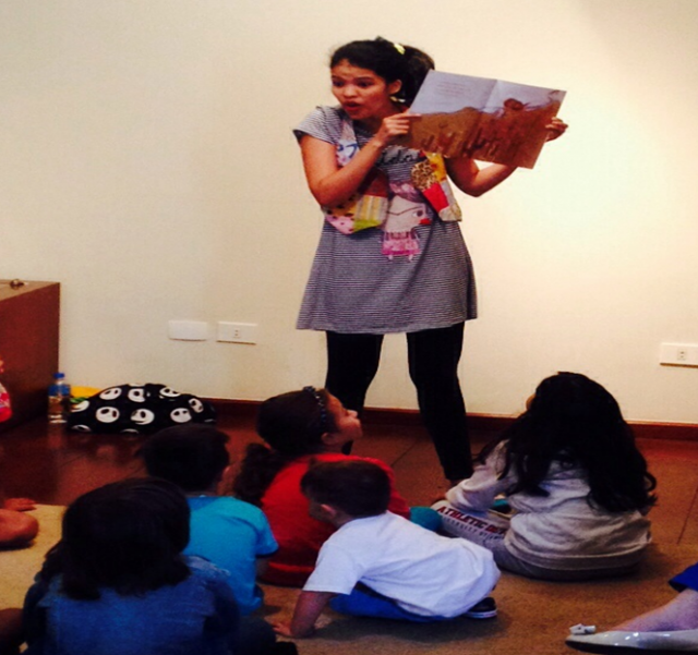 Aline Higa durante apresentação de histórias à crianças. (Foto: Assessoria)