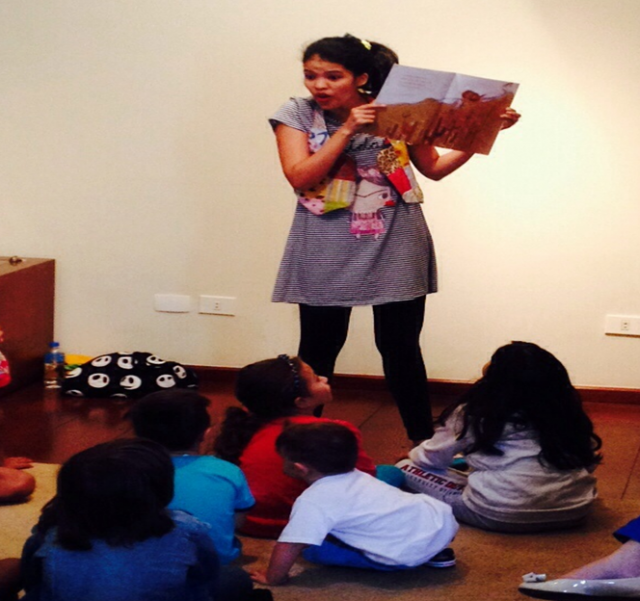 Três lagoas recebe oficina destinada a artistas cênicos e educadores do município Aline Higa durante apresentação de histórias à crianças. (Foto: Assessoria)