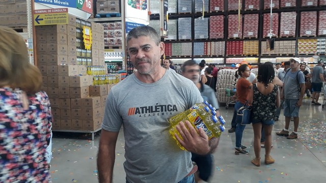 Com filas e muita expectativa, Atacadão abre as portas em Três Lagoas Francisco Ribeiro Duarte, da Esquina da Pizza, estava fazendo pesquisa de preços no novo Atacadão e aproveitou para comprar alguns produtos. Foto: João Vitor