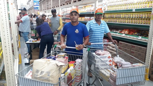 Com filas e muita expectativa, Atacadão abre as portas em Três Lagoas José Carlos Santos, da Panificadora JR. viu vantagem no atacadista perto de casa.