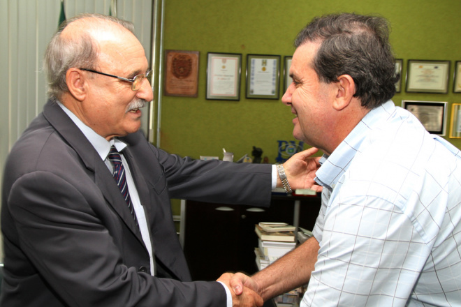 O coordenador da Frente Parlamentar, deputado Edurado Rocha agradeceu o secretário por apoiar o trabalho dos parlamentares (Foto: Assessoria)