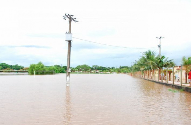 O nível do rio Aquidauana subiu aproximadamento 10 metros deixando o municipio isolado (Foto: Assessosria de Comunicação)