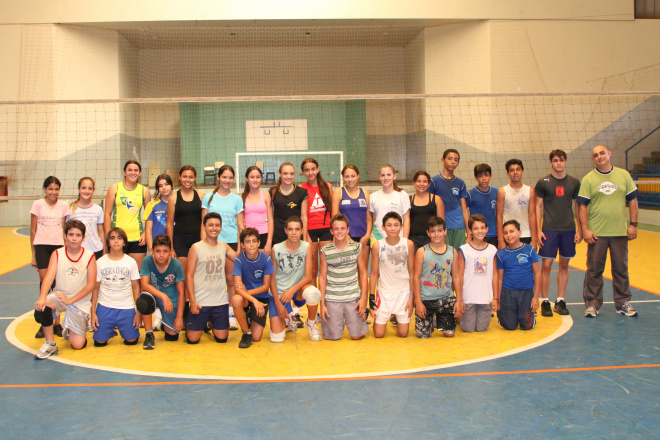 Equipes de voleibol Mirim Masculino e Infantil Feminino treinam no Ginásio Municipal de Esportes (Foto: Divulgação/Assecom)
