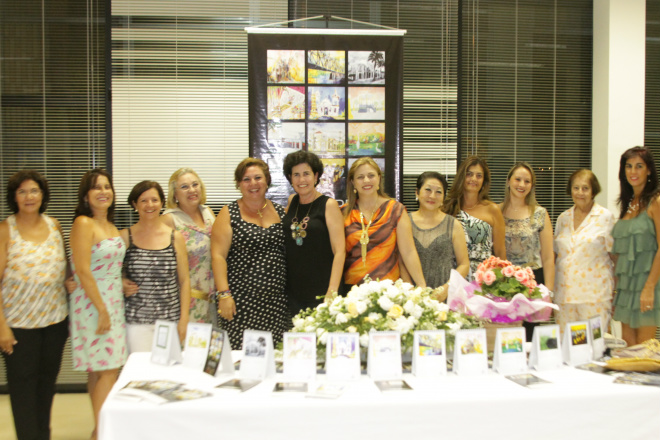 A prefeita Márcia Moura participou do evento cultural e fez questão de registrar uma foto junto com aos artistas plásticos (Fotos: Ricardo Ojeda) 