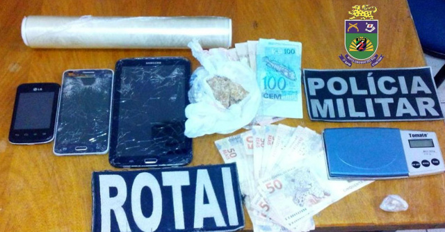 Jovem é preso por tráfico de drogas por denúncia de usuário Objetos localizados durante incursão na residência do traficante (Foto: Assessoria)