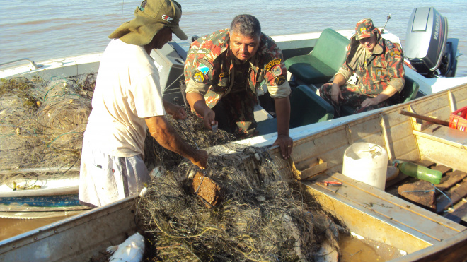 PMA de Bataguassu apreende petrechos de pesca predatória Polícia Militar Ambiental de Bataguassu apeende 700 metros de redes de pesca no rio Pardo
Foto: Assessoria de Comunicação