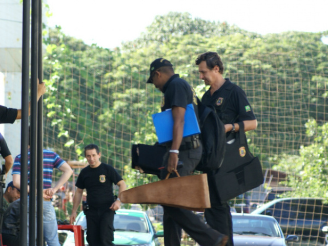 Policias federais investigam suspeitas de envolvimento de garagistas com tráfico e lavagem de dinheiro. (foto: Hédio Fazan/Dourados Agora)