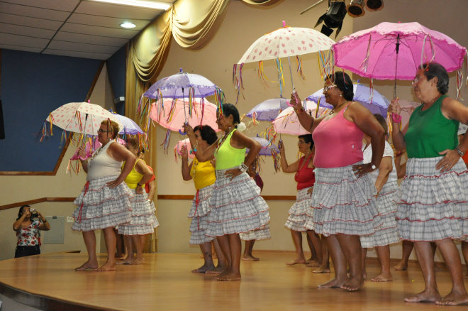 Idosos participam da aula inaugural no anfiteatro da UFMS. (Foto: Assessoria de Comunicação)