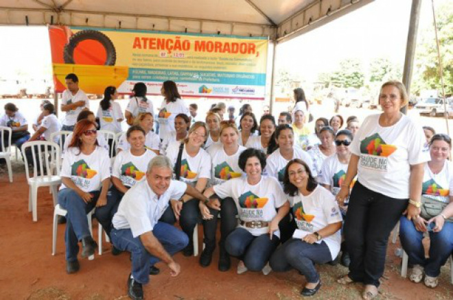 Márcia Moura e a secretária Eliane Brilhante posam ao lado de agentes de saúde, junto com o vereador Jorginho do Gás. 