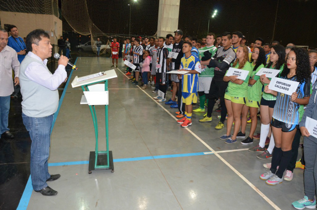 Atletas de mais de 50 times estiveram presente na abertura do Campeonato Municipal de Futsal – Série A e B na noiste dessa quarta-feira (18) (Foto: Assessoria)