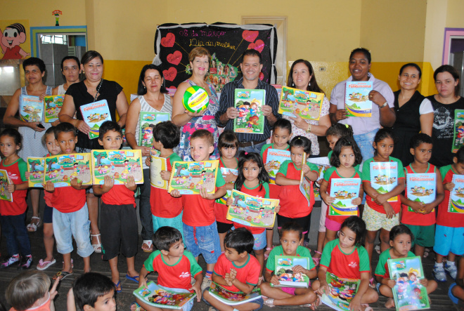 Alunos da rede municipal de ensino de Bataguassu recebem apostilas
Foto: Assessoria de Comunicação