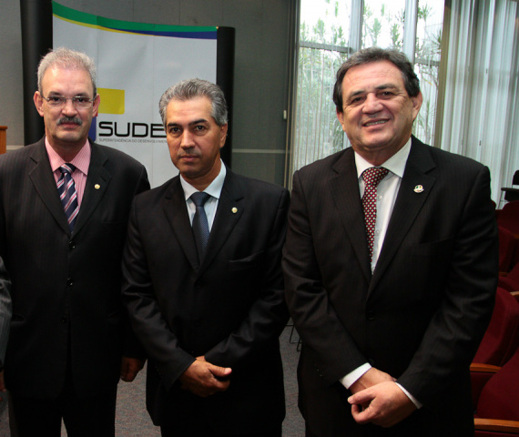 Fundo terá R$ 5 bi para ações no Centro Oeste; bancada acha pouco Deputados Geraldo Resende (PMDB) e Reinaldo Azambuja (PSDB), e o senador Waldemir Moka (PMDB) foram informados nesta quinta sobre tamanho do orçamento da SUDECO. (Foto: Rodrigo Pael)