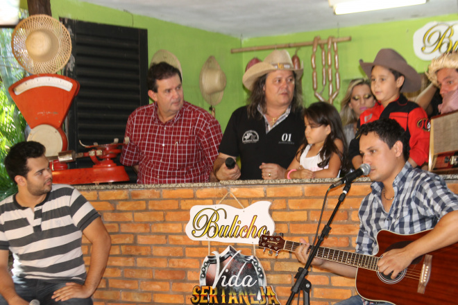 Eduardo Rocha projeta dupla três-lagoense no programa Vida Sertaneja A convite do deputado Eduardo Rocha, a dupla três-lagoense Pedro & Geraldo participou da gravação do segundo bloco do programa Vida Sertaneja que vai ao ar no próximo sábado às 11hs15 (Foto: Ricardo Ojeda)