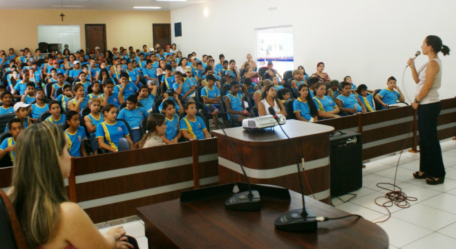 No primeiro dia, alunos e professores receberam palestras de profissionais da educação e saúde
Foto: Assessoria de Comunicação