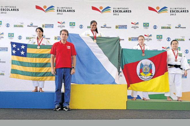 Mariana Veiga exibe a bandeira de Mato Grosso do Sul no topo do pódio das Olimpíadas Escolares (Foto: Divulgação)