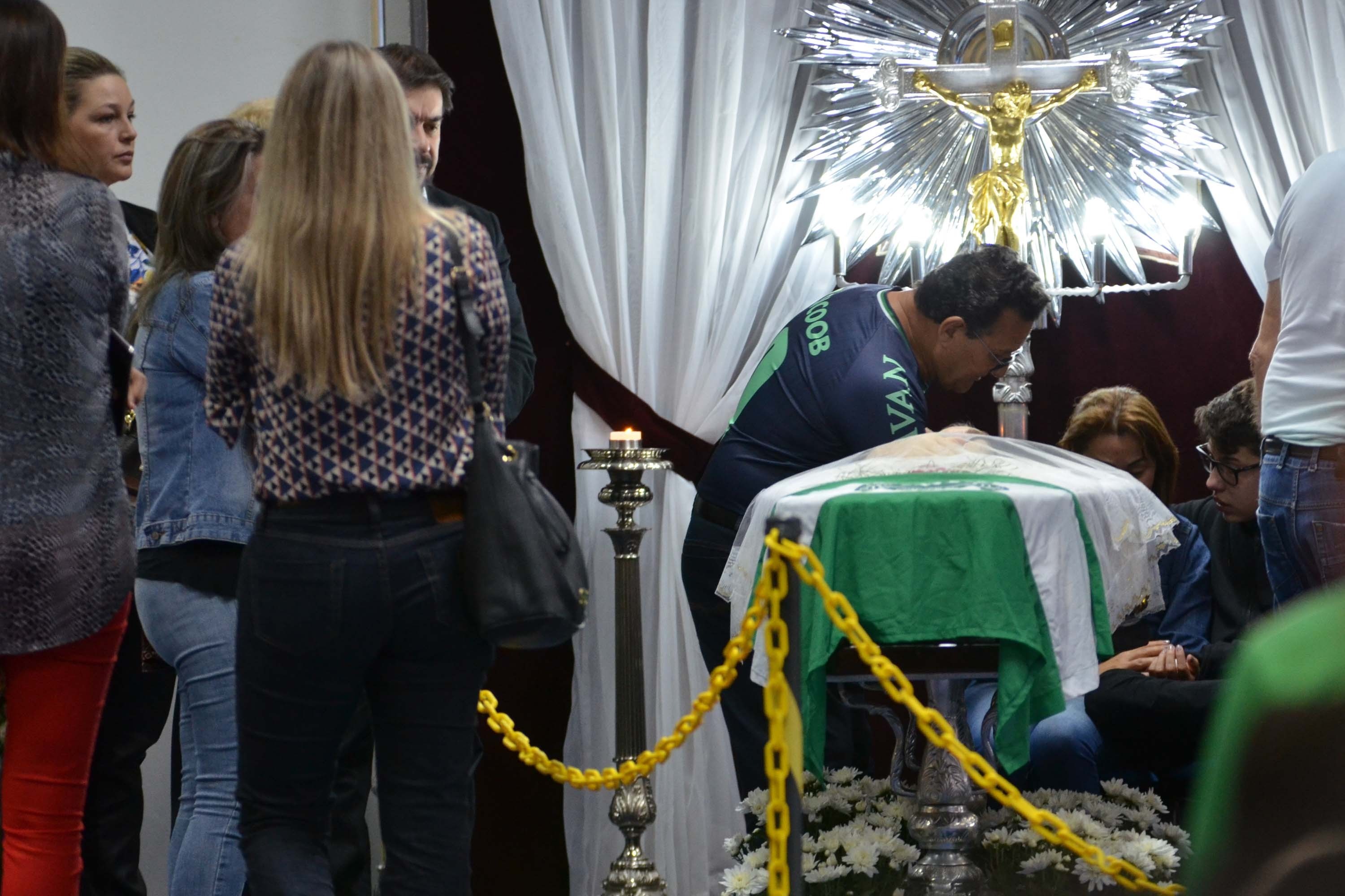 Sepultamento do corpo do jornalista Rafael Henzel será nesta quarta em Chapecó O corpo do jornalista Rafael Henzel, que morreu na noite desta terça-feira (26) após sofrer um infarto, é velado na manhã desta quarta-feira (27), no Centro de Cultura e Eventos Plínio Arlindo de Nes, que fica ao lado da Arena Condá, em Chapecó (SC). Ele foi um dos quatro brasileiros sobreviventes na tragédia aérea da Chapecoense, em 2016. (Foto: Tarla Wolski/Futura Press/Folhapress)