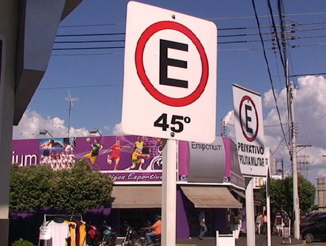 Três Lagoas pode acabar com estacionamento 45º e implantar área azul Estacionamento gera problemas e motoristas reclamam. (Foto: César Esquibel)