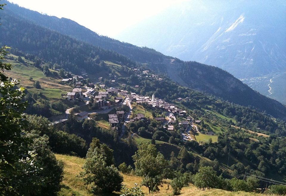 Cidade suíça oferece R$ 82 mil para quem quiser morar lá Albinen fica nas montanhas (Foto: Wikimedia Commons)
